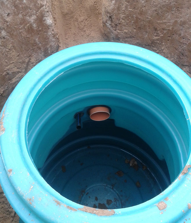 Ввод канализационной трубы в насосный колодец. Помимо канализационной трубы в колодец заведена полиэтиленовая труба для протяжки электрического кабеля питания насоса.